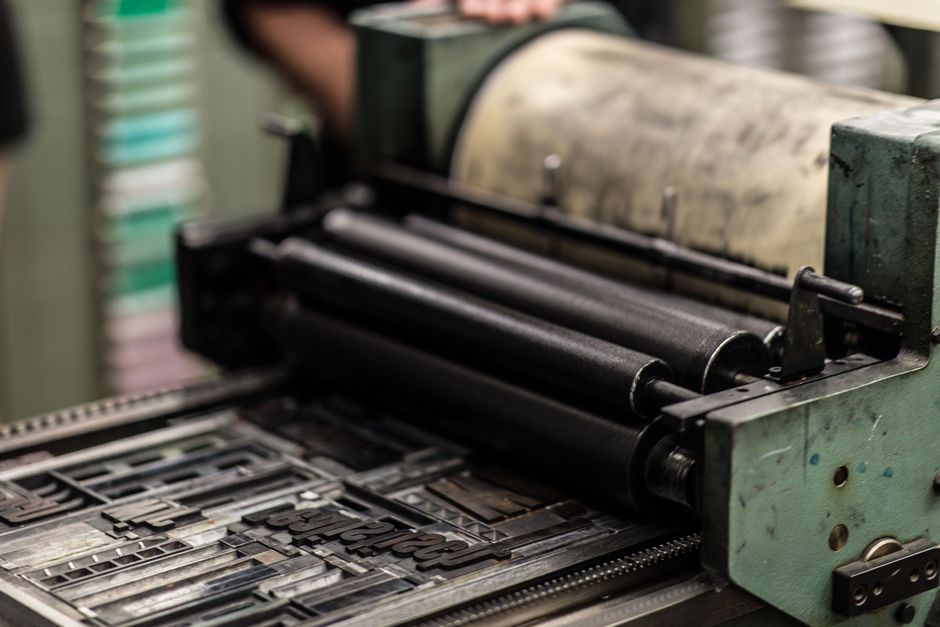 Detalhe de uma impressora industrial em funcionamento