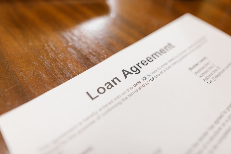 Documento de contrato de financiamento sobre uma mesa de madeira