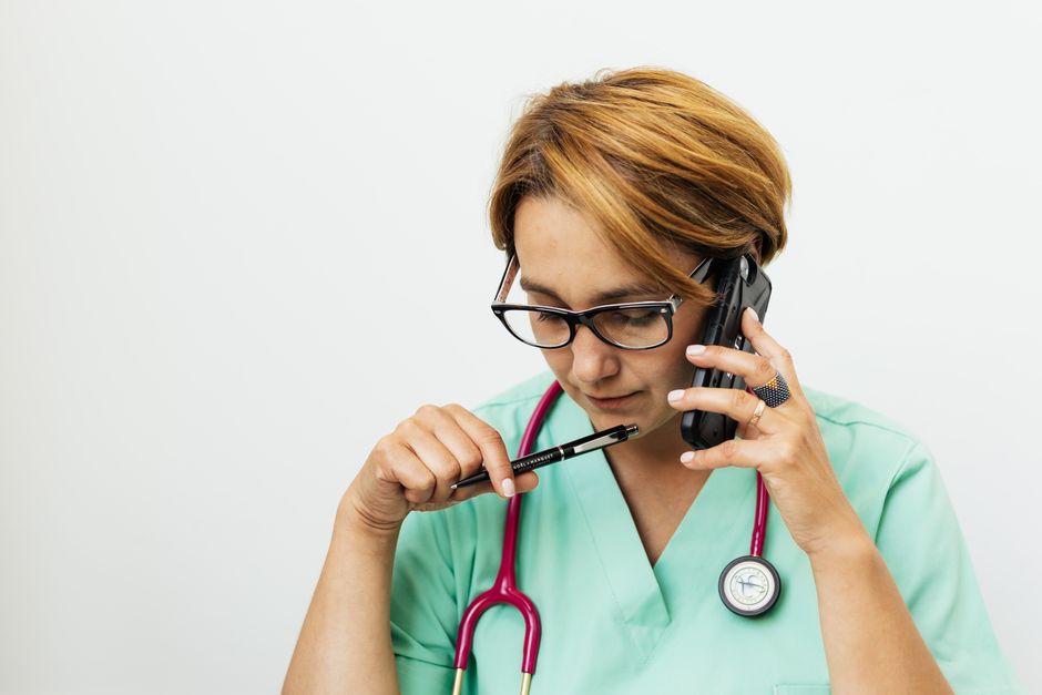 Recepcionista ao telefone confirmando horário de consulta