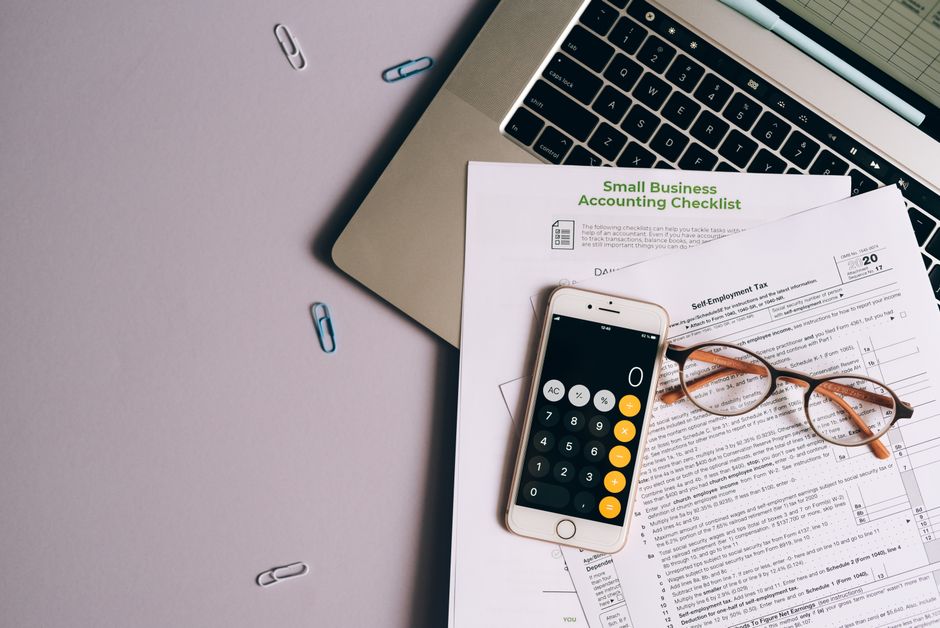 Documentos financeiros e notebook sobre mesa de escritório de pequena empresa