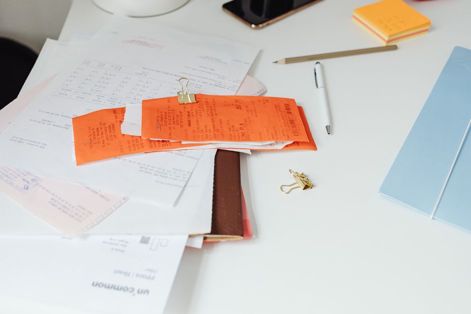 Mesa organizada com recibos e documentos financeiros