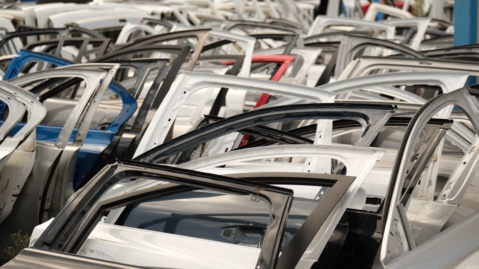 Balcão de loja de autopeças com prateleiras de produtos ao fundo