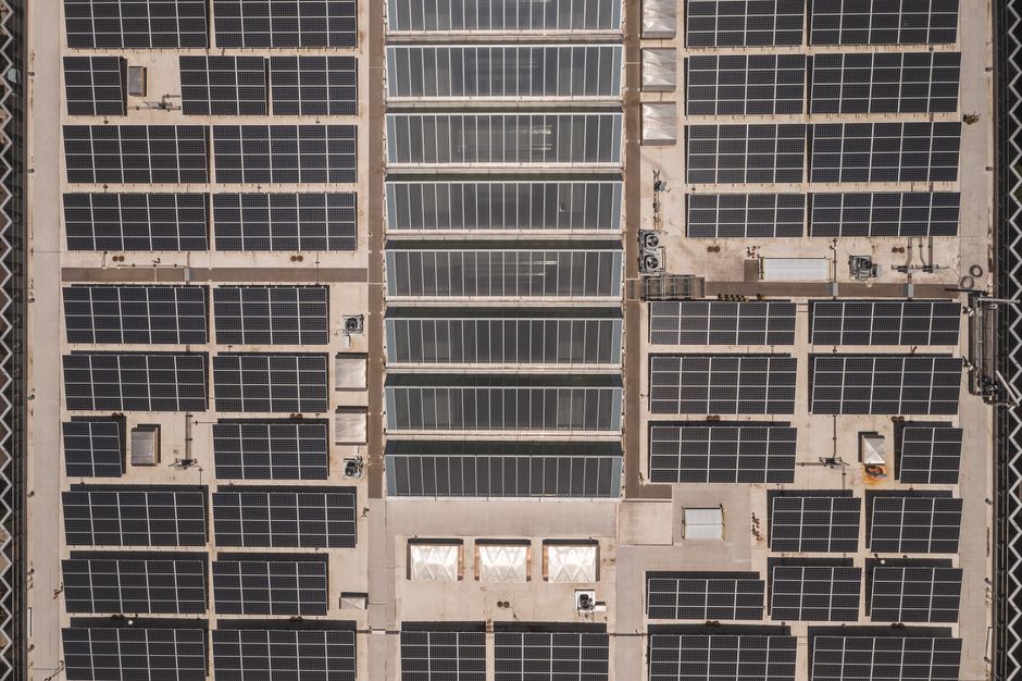 Vista aérea de painéis solares instalados em telhado comercial