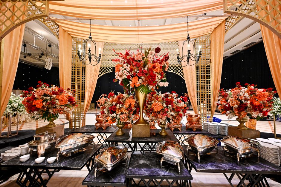 Mesa de buffet decorada para recepção de casamento