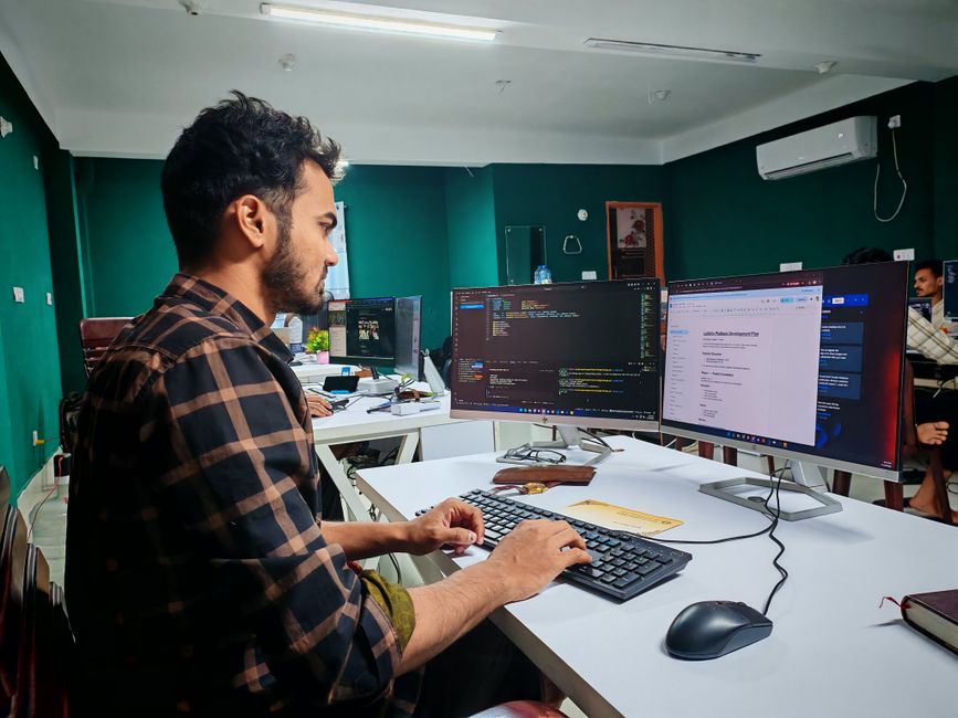 Desenvolvedor trabalhando em sistema de software em escritório pequeno
