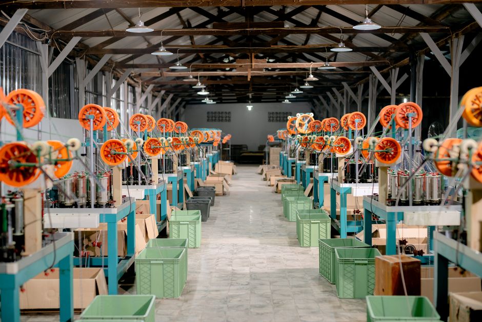 Interior de uma fábrica de pequeno porte com linha de produção