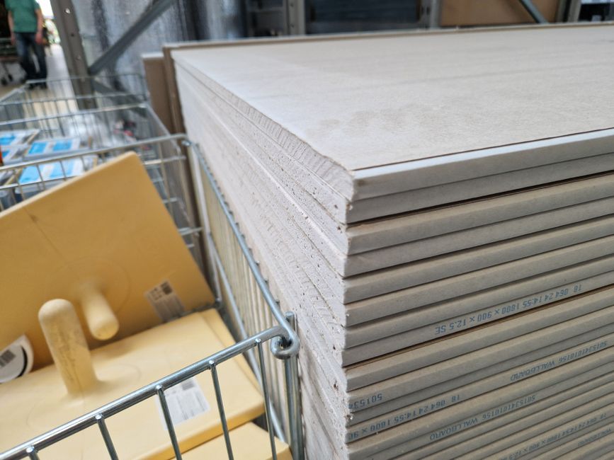 Placas de material de construção empilhadas em galpão de depósito