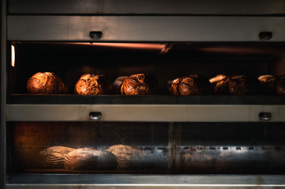 Forno industrial de padaria assando pães