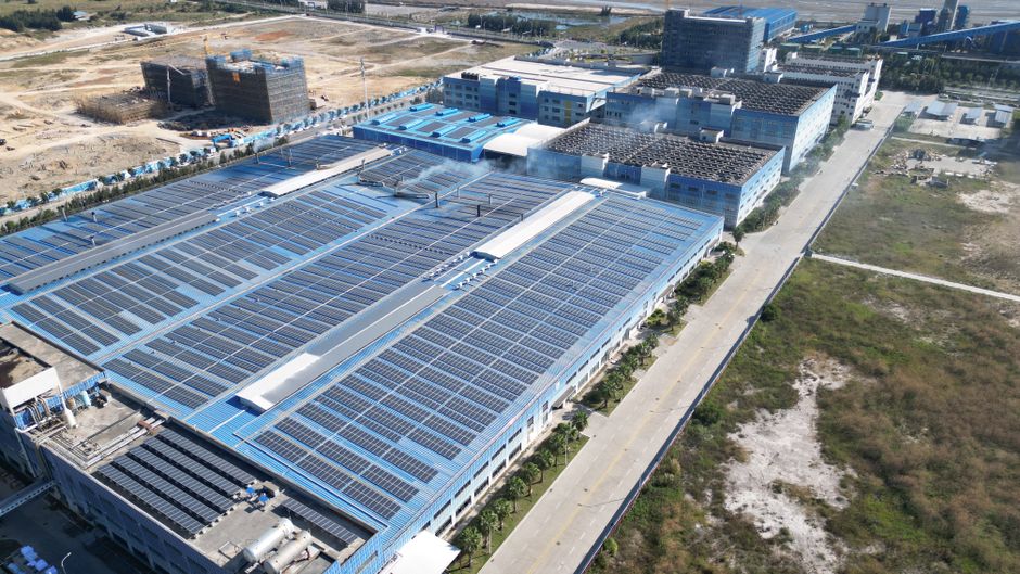 Painéis solares instalados em telhado de prédio comercial