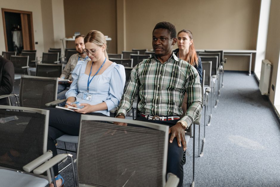 Turma de curso de gestão em sala de aula