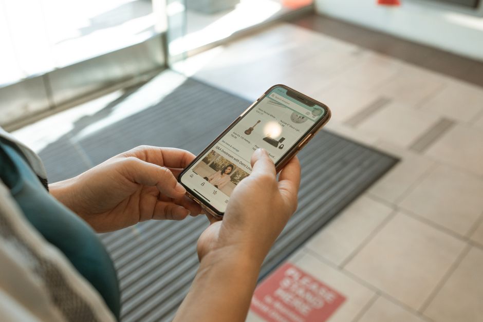 Pessoa fazendo pesquisa e compra pelo celular