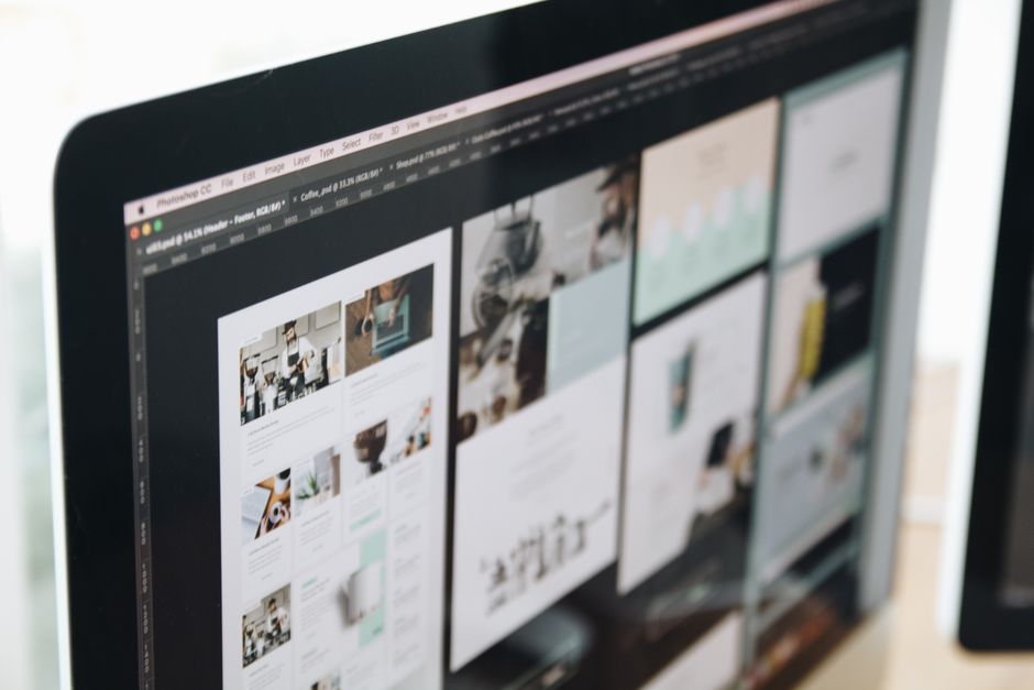 Tela de computador mostrando layout de site em desenvolvimento