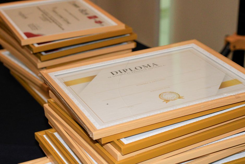 Diplomas emoldurados preparados para uma cerimônia de certificação profissional
