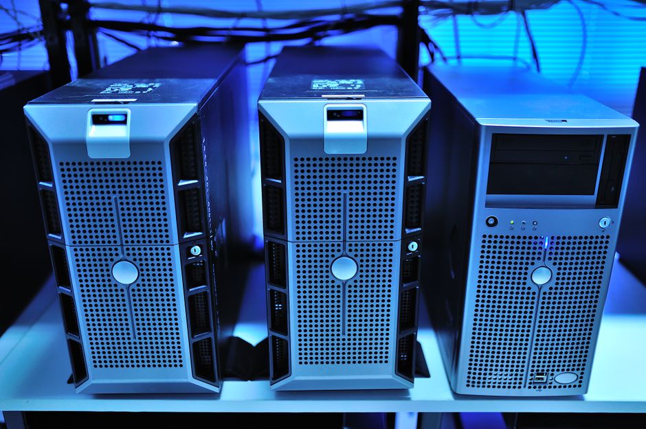 Servidores em rack representando infraestrutura de backup em nuvem