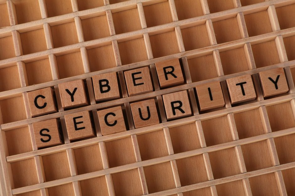 Blocos de madeira formando a palavra cyber security