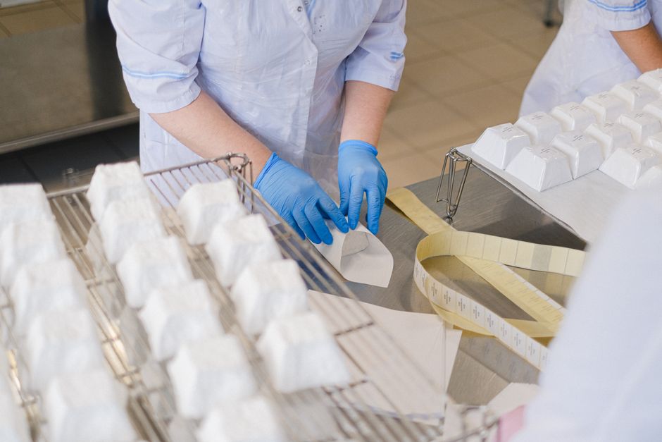 Profissional de controle de qualidade analisando produto alimentício
