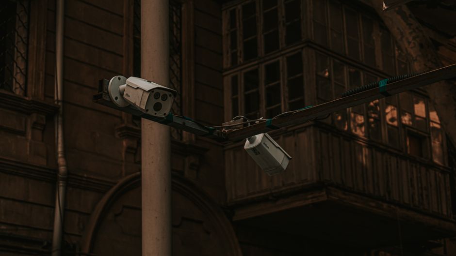 Central de monitoramento acompanhando imagens de câmeras de segurança em tempo real