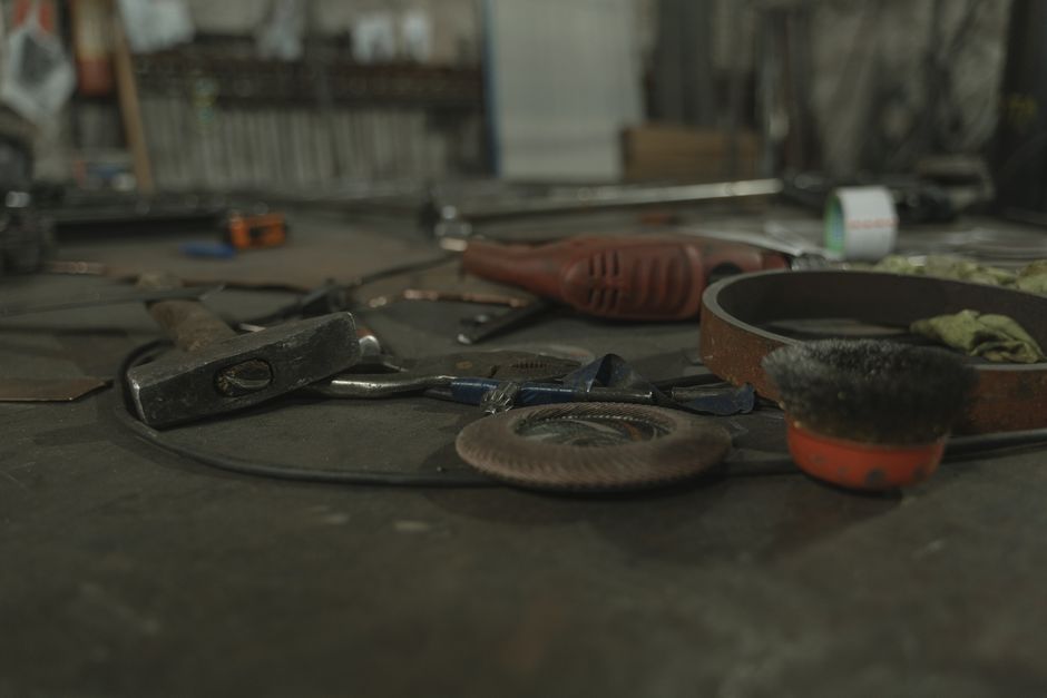 Ferramentas e equipamentos de construção organizados em um canteiro de obra