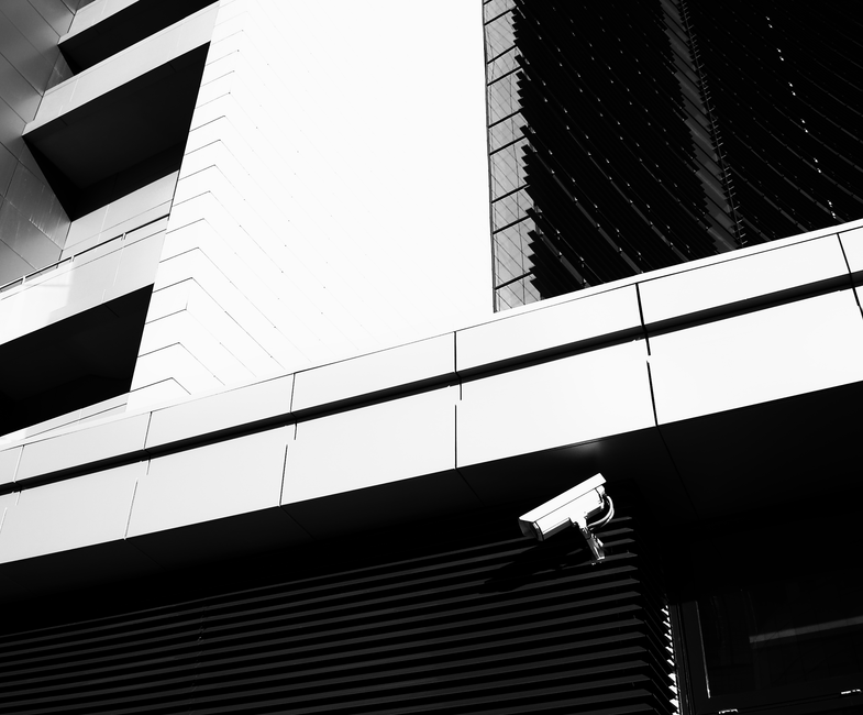 Câmera de CCTV instalada na fachada de um prédio comercial