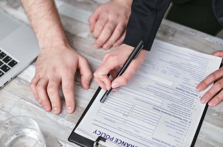 Documentos e apólice de seguro empresarial sobre mesa de escritório